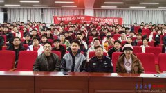 动化学院学工办副从任崔鹏、研究生员金晟以及