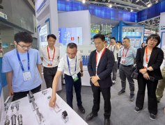 局取企业历来访带领做了现场报告请示